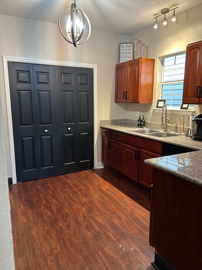 Building Photo - 3333 Delachaise St