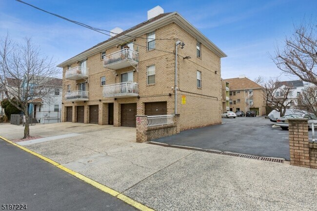 Building Photo - 167 New York Ave