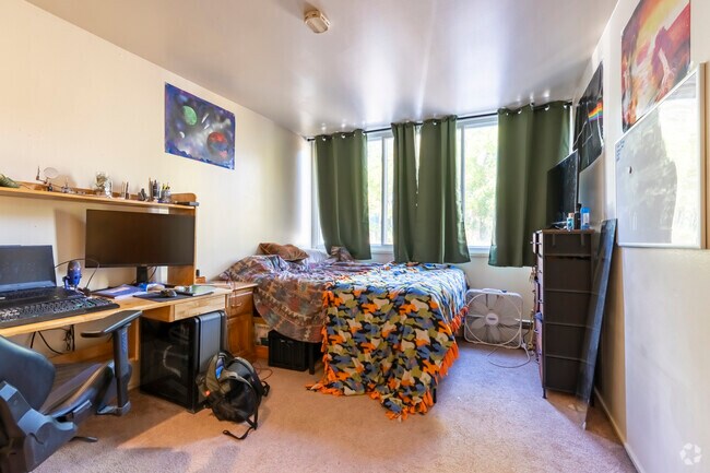 2 habitaciones, 2 baños, - 750 pies cuadrados - Dormitorio 1 - 912 Brown St