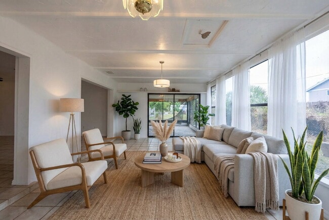 Foto del edificio - Recently painted 4BR/3BA home with tile floors throughout, fenced yard, detached garage, and prim...