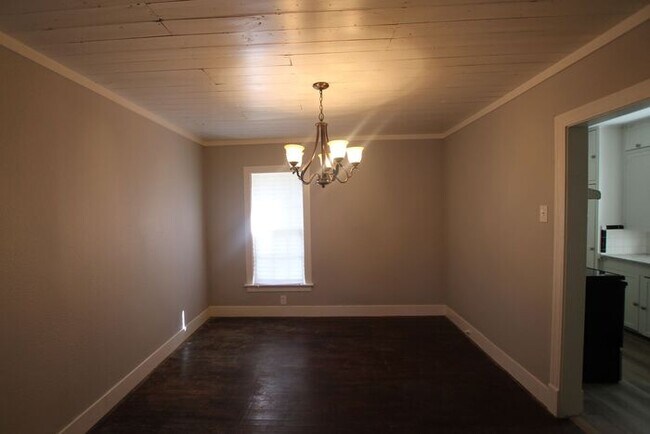Building Photo - Top Floor-Triplex Unit in Tyler! Coming Soon!