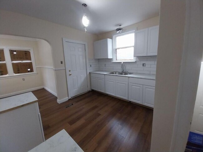 Building Photo - 3 Bedroom 1 bath Westside Brick ColonialHouse