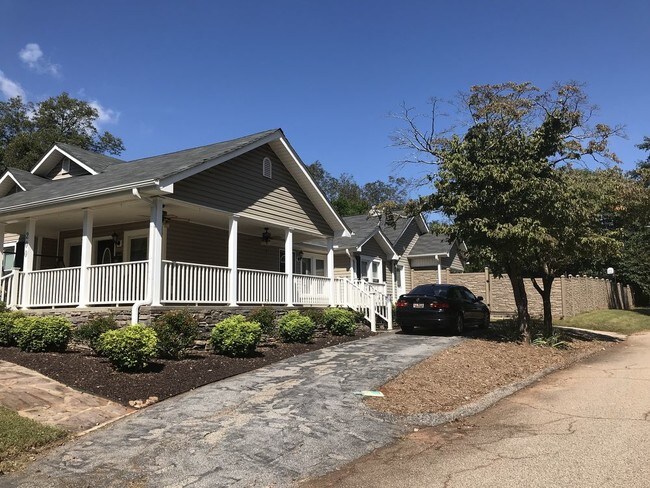 Building Photo - N. Main Area 3BR/2.5BA with a Pool