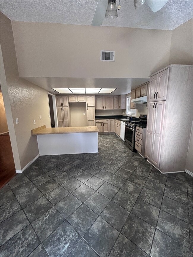 Foto del edificio - 1053 N Wisteria Ave