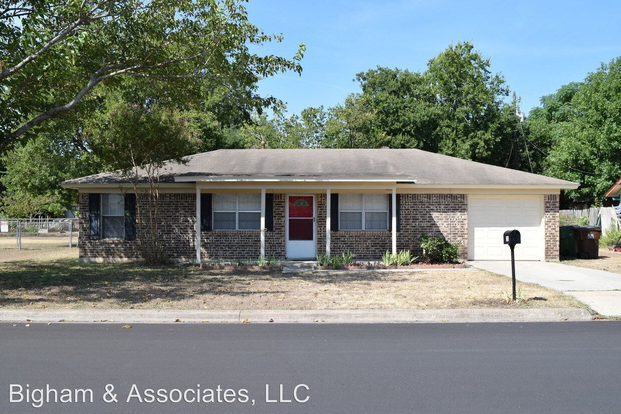 Foto principal - 3 br, 2 bath House - 1203 Meadows Dr