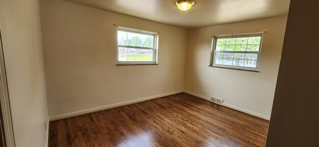 Building Photo - 406 Elm St