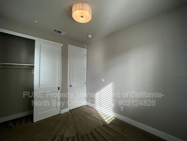 Foto del edificio - 3681 Hemlock St