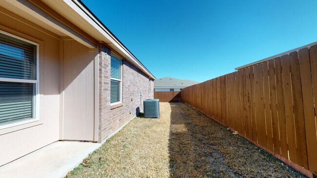 Foto del edificio - 2 WEEKS FREE!!!!  NOW ONLY $1395 NO CARPET DUPLEX IN HARKER HEIGHTS!!!!