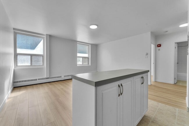 Building Photo - 145 York St