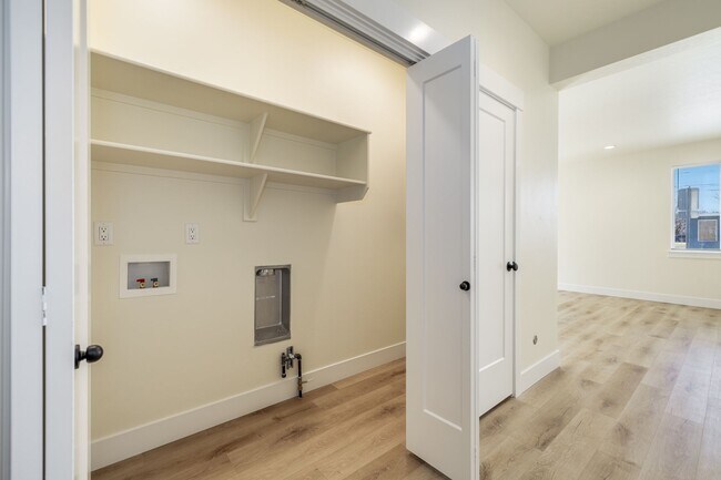 Foto del edificio - Nearly Brand Bew 3+2 apartment with parking!