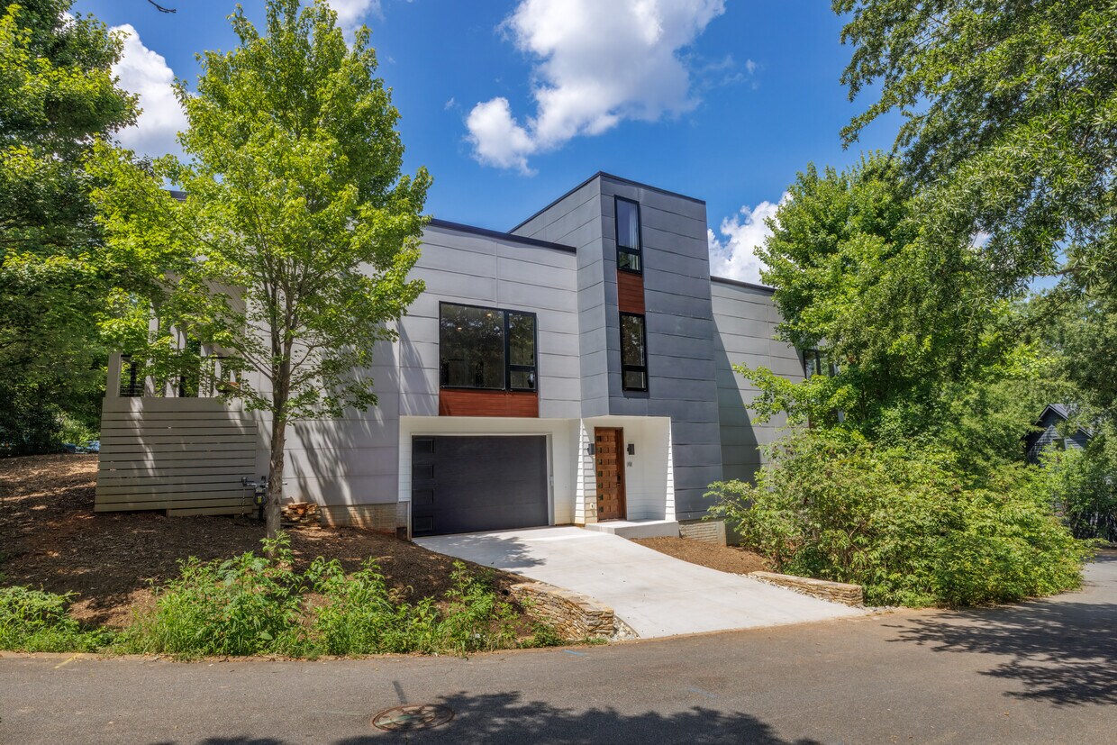 Primary Photo - 101 Riverbluff Cir