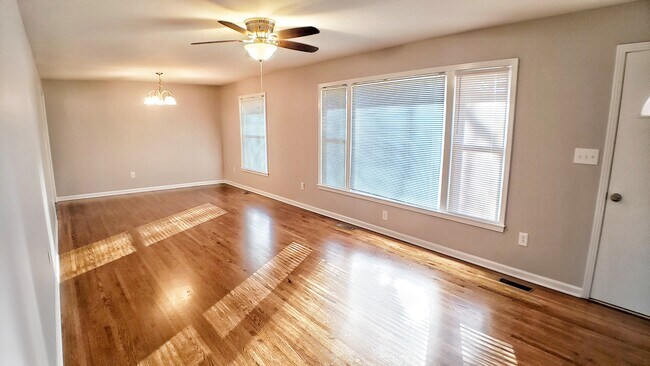 Foto del edificio - Beautifully Remodeled Ranch Style Brick Home