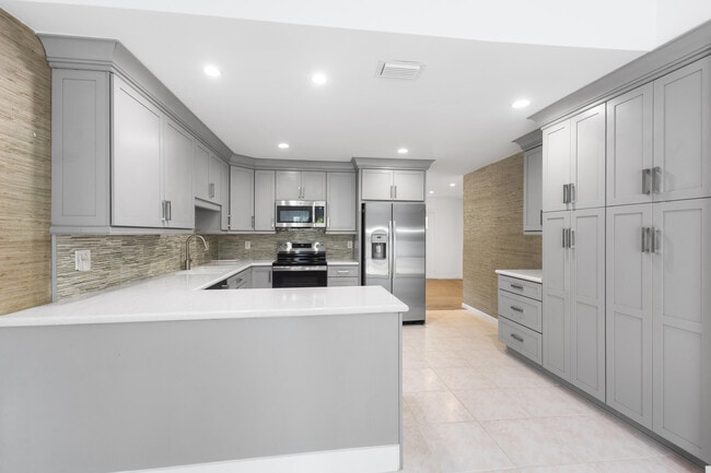 Foto del edificio - 227 W Riverside Dr