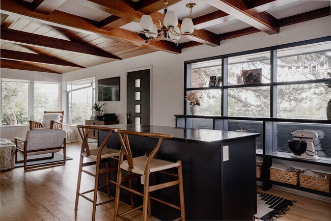 Foto del edificio - Chic 3BD, 3BA Mid-Century Home in Wheat Ri...