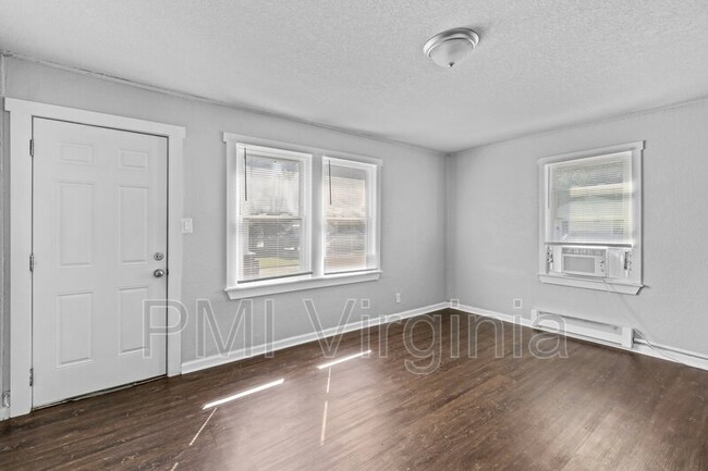 Building Photo - 1204 Midland St