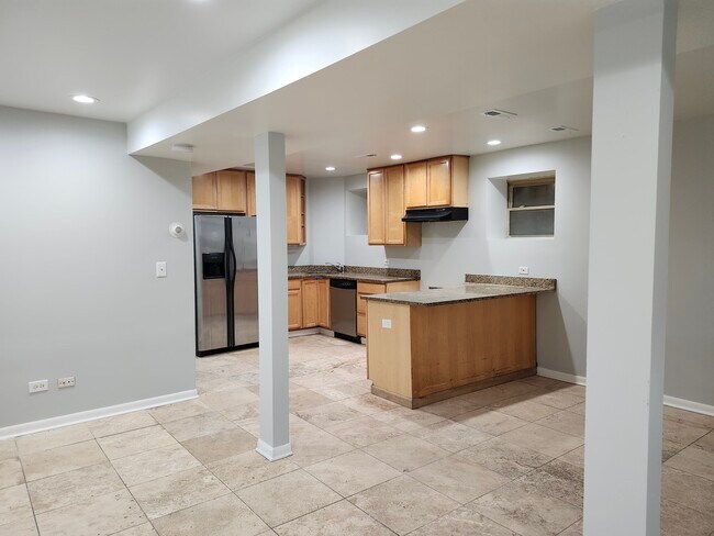 Building Photo - 428 E 46th Pl