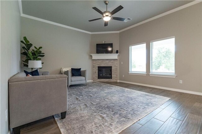 Building Photo - 3 Bedroom 2 Bathroom 2 Car Garage Home wit...