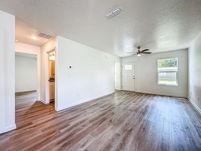 Foto del edificio - 2025 NEW Built 3 BR 2 BA homew convenient ...