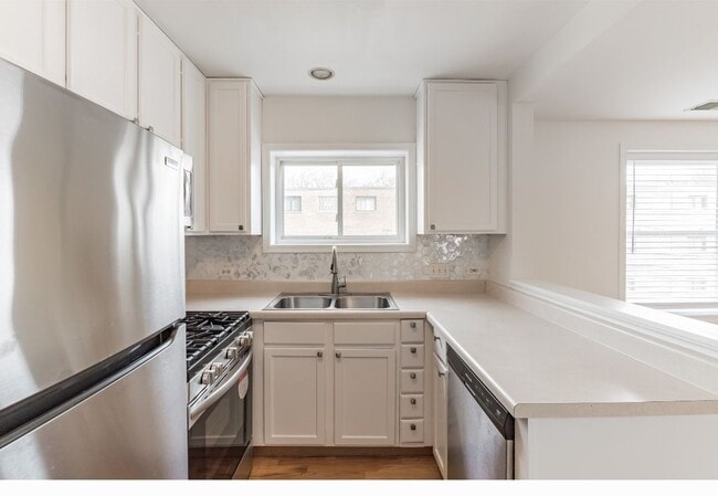 Building Photo - 2914 W Berwyn Ave