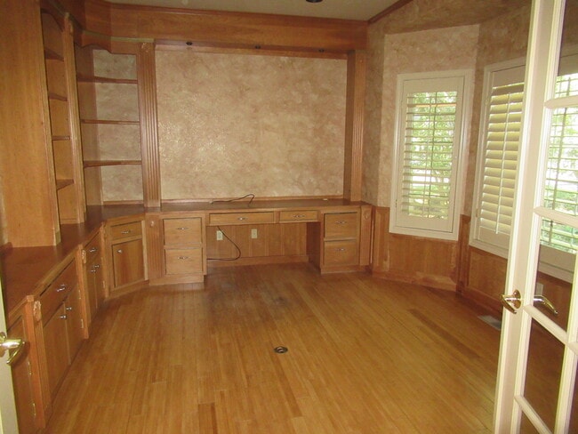 Building Photo - 215 Ellsworth St