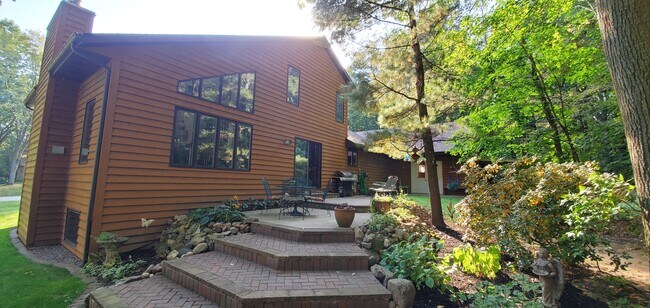 Building Photo - 809 Pine Hill Dr