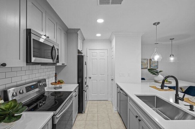 Building Photo - Lake Front Community