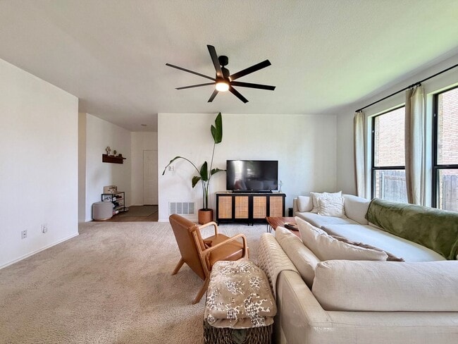 Building Photo - 206 Briarwood Dr