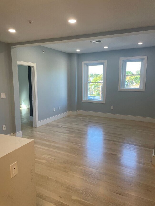 Foto del edificio - Amazing new four bed, two bath, in unit laundry, central air