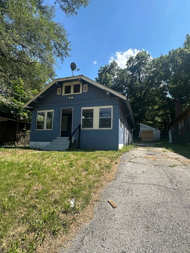 Building Photo - This is a 3bedroom 1 Full bathroom house which has a spacious living room, dining room and full k...