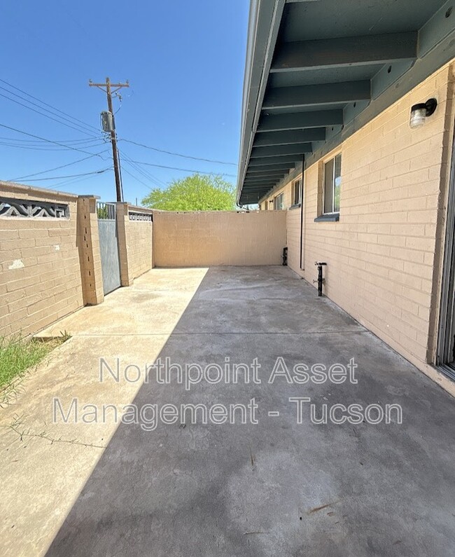 Building Photo - 1404 N Craycroft Rd