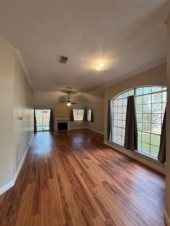 Foto del edificio - 5007 Pine Prairie Ln