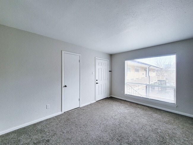 Foto del edificio - Completely renovated in the heart of Montrose. Spacious 1 bedroom 1 bath condo, upstairs corner u...