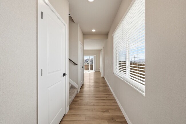 Foto del edificio - $2,340.95, 3 bed, 2.5 bath located in Colorado Springs with a fenced back yard