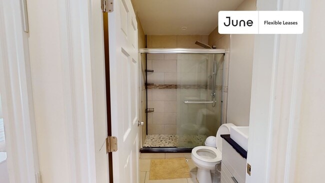 Building Photo - Full bedroom in 6 bed/2 bath Home