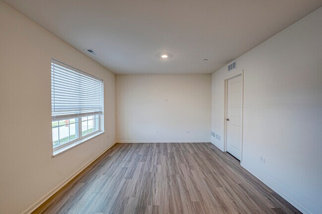 Building Photo - 2945 Showplace Dr