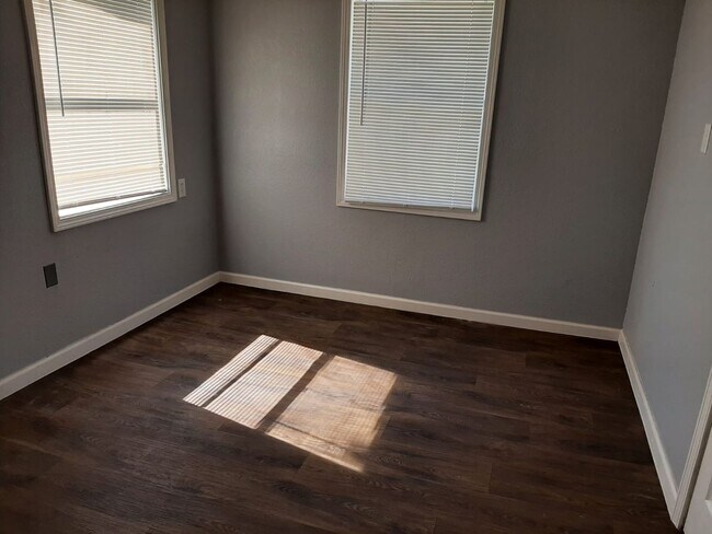 Building Photo - Recently Renovated Large 3 bedroom 1 bath ...