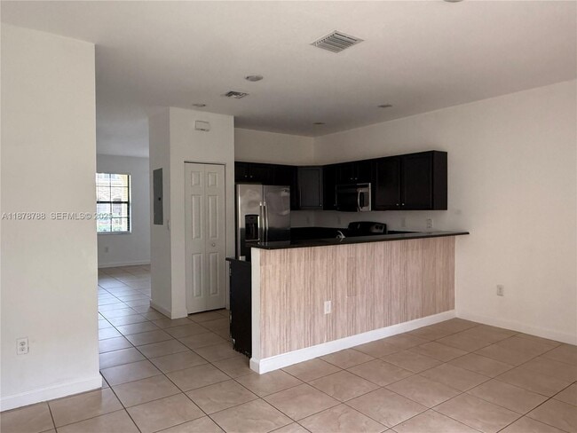 Building Photo - 3204 SE 5th Ct