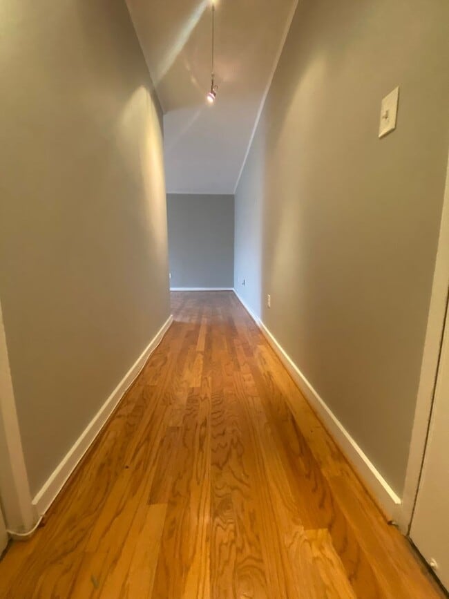 Building Photo - Updated One Bed One Bath Just a block from...