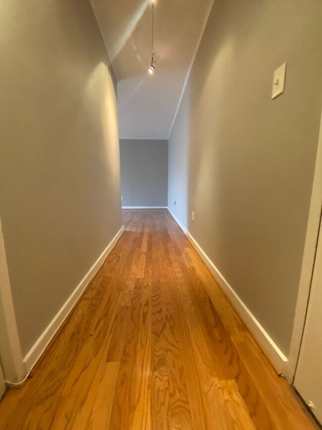 Foto del edificio - Updated One Bed One Bath Just a block from...