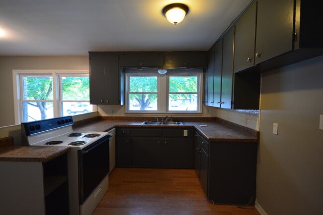 Building Photo - Cute 3 bedroom 1 bath across street from Mercy