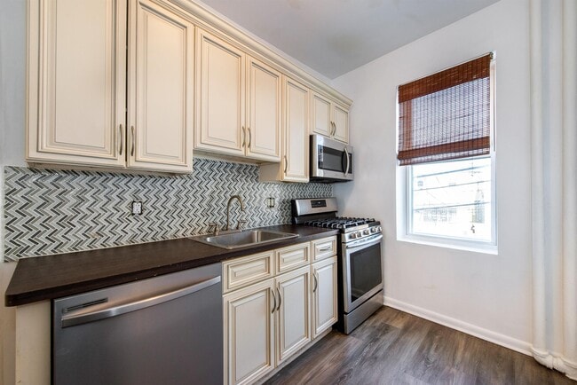 Foto del edificio - 6114 Highland Pl