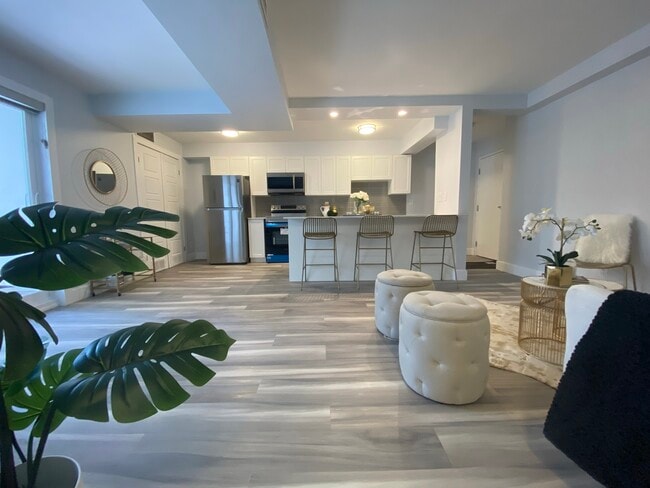 Building Photo - Huge Ground-Floor One-Bedroom Suite in Midtown Waterloo