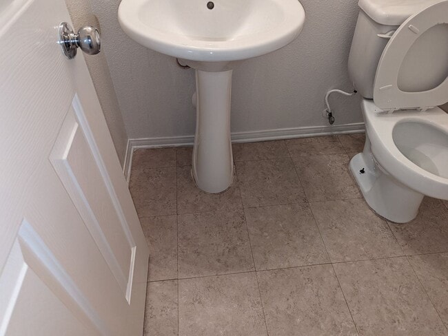 Building Photo - Condo located in Northeast Rancho Cucamonga