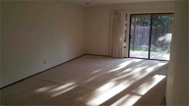 Building Photo - Three Bedroom Unit Available In Triplex in East Boulder