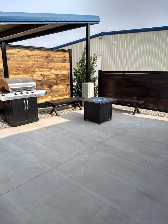 Great apartment with community outdoor space. - 10016 s hwy 81