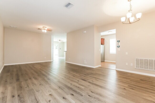 Foto del edificio - 511 Stone Briar Dr