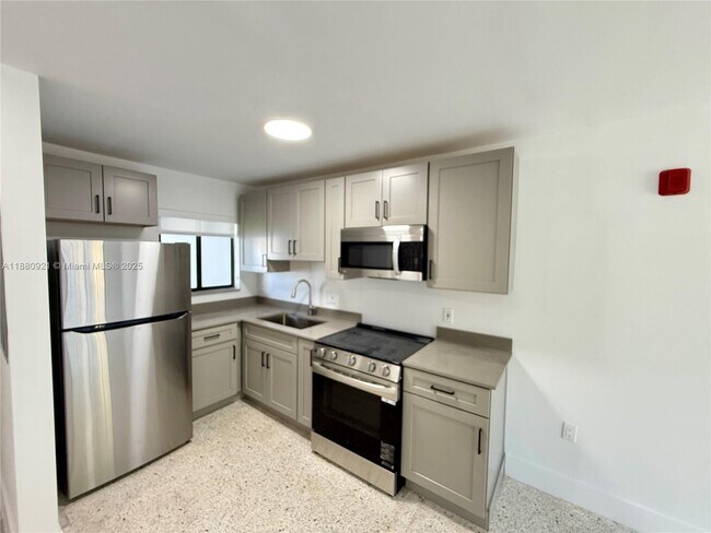 Foto del edificio - 180 NE 57th St