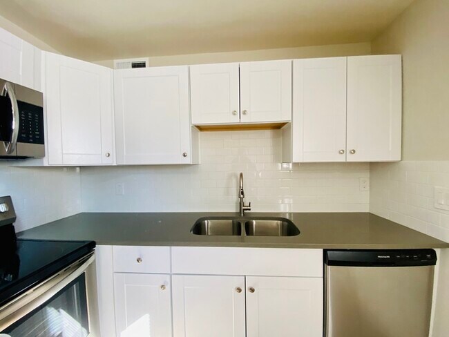 Foto del edificio - Newly Renovated Spacious 1 Bedroom with Vi...