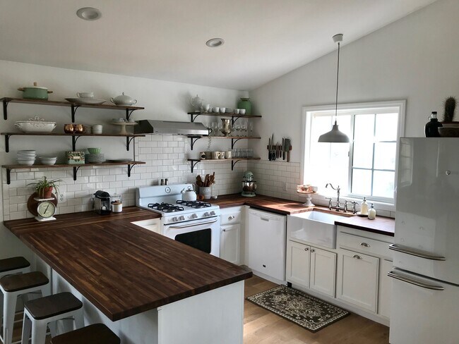 Cocina con lavavajillas - LOFT HOUSE, 19121-B Camino Vista Rd