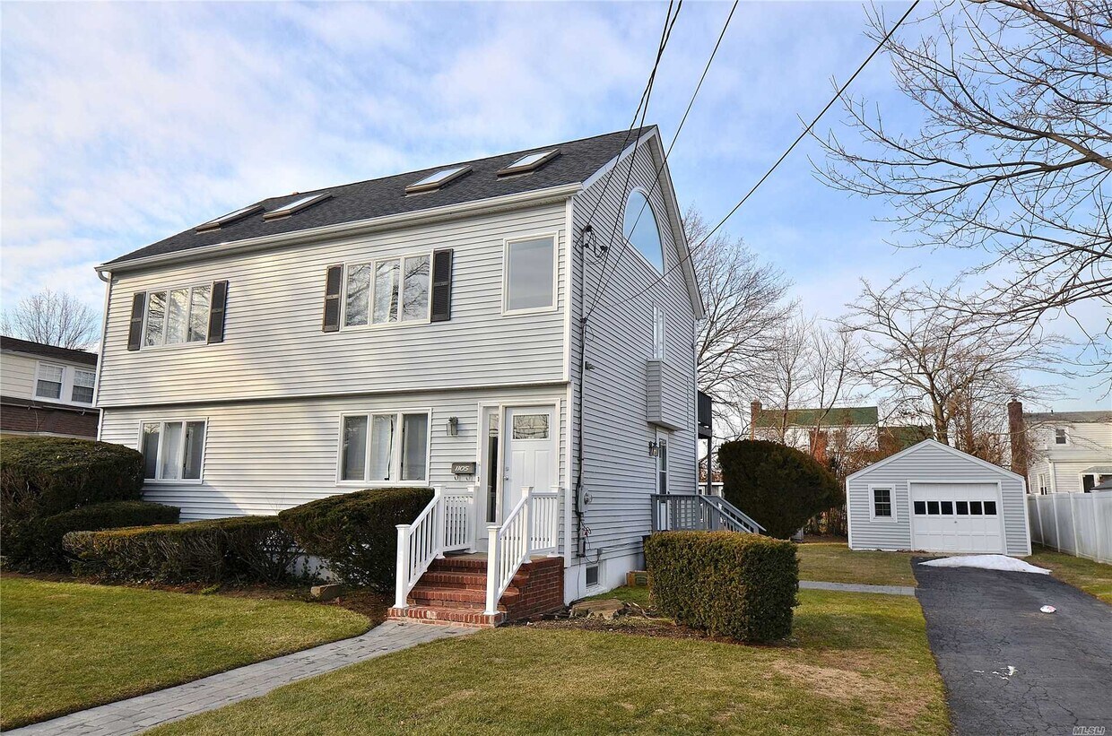 Primary Photo - 1105 Steele Blvd